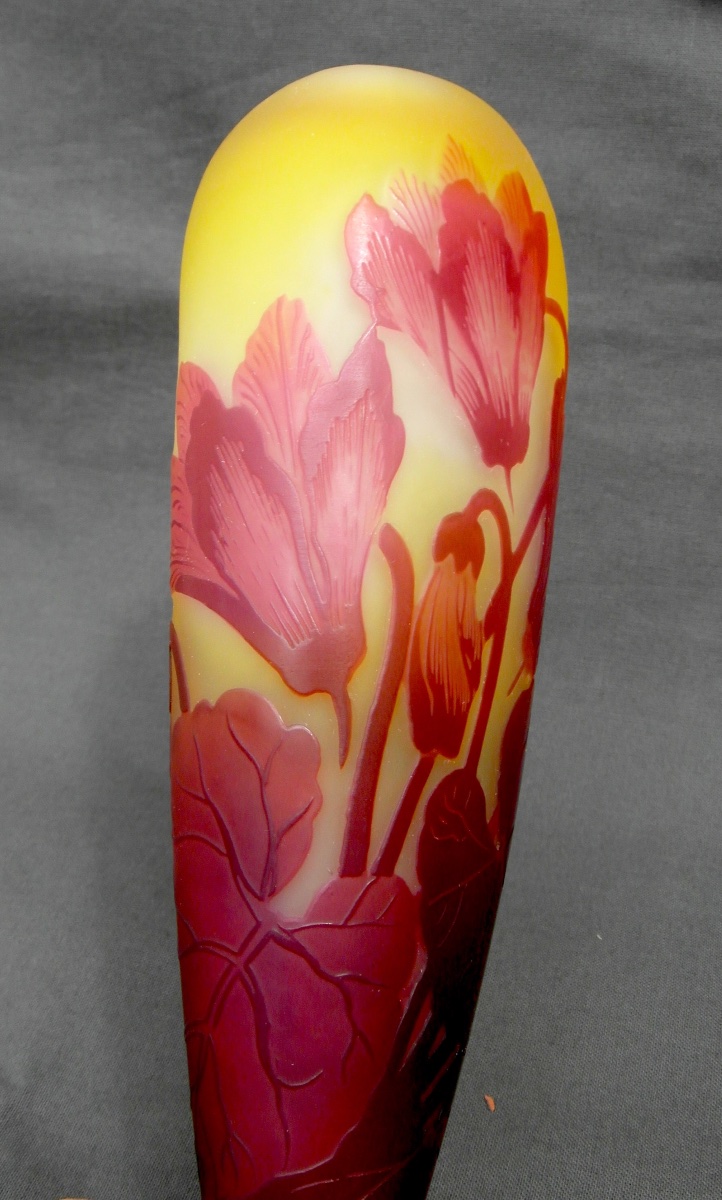Vase à décor de cyclamens  par Gallé, parfait, gravé, forme originale, era daum 1900-photo-4