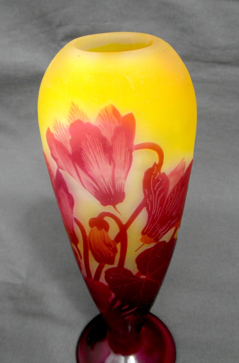 Vase à décor de cyclamens  par Gallé, parfait, gravé, forme originale, era daum 1900-photo-1