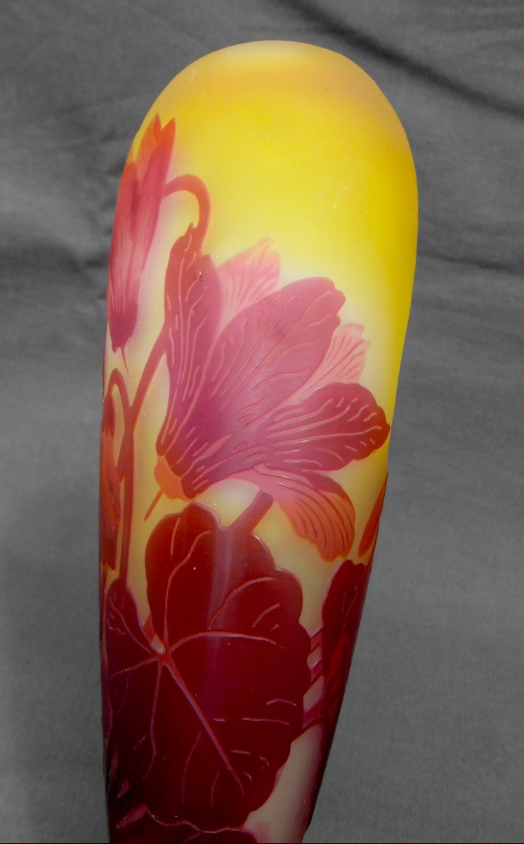 Vase à décor de cyclamens  par Gallé, parfait, gravé, forme originale, era daum 1900-photo-2