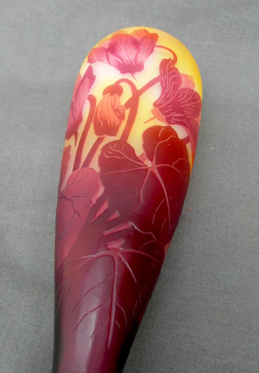 Vase à décor de cyclamens  par Gallé, parfait, gravé, forme originale, era daum 1900-photo-4