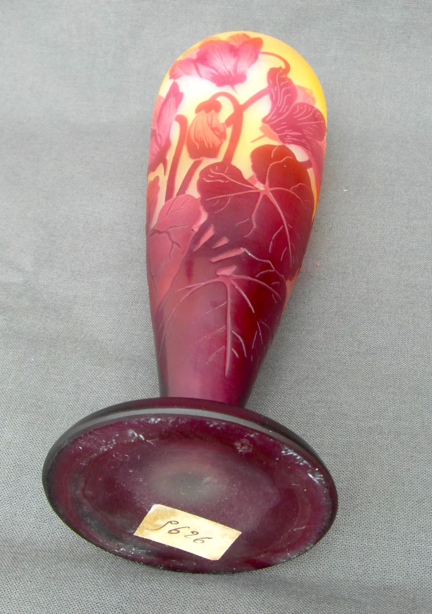 Vase à décor de cyclamens  par Gallé, parfait, gravé, forme originale, era daum 1900-photo-5