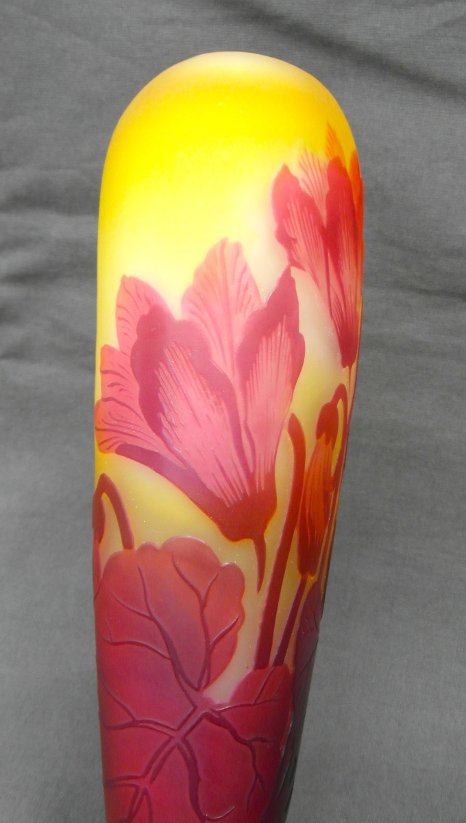 Vase à décor de cyclamens  par Gallé, parfait, gravé, forme originale, era daum 1900-photo-6