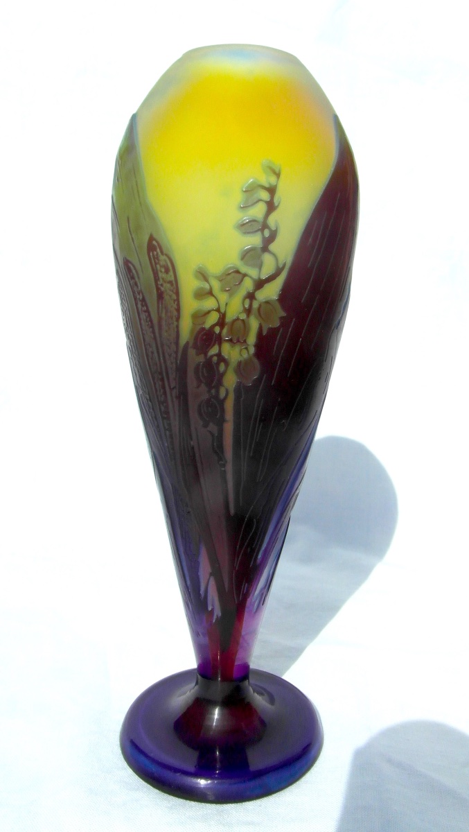Vase à décor de cyclamens  par Gallé, parfait, gravé, forme originale, era daum 1900-photo-7