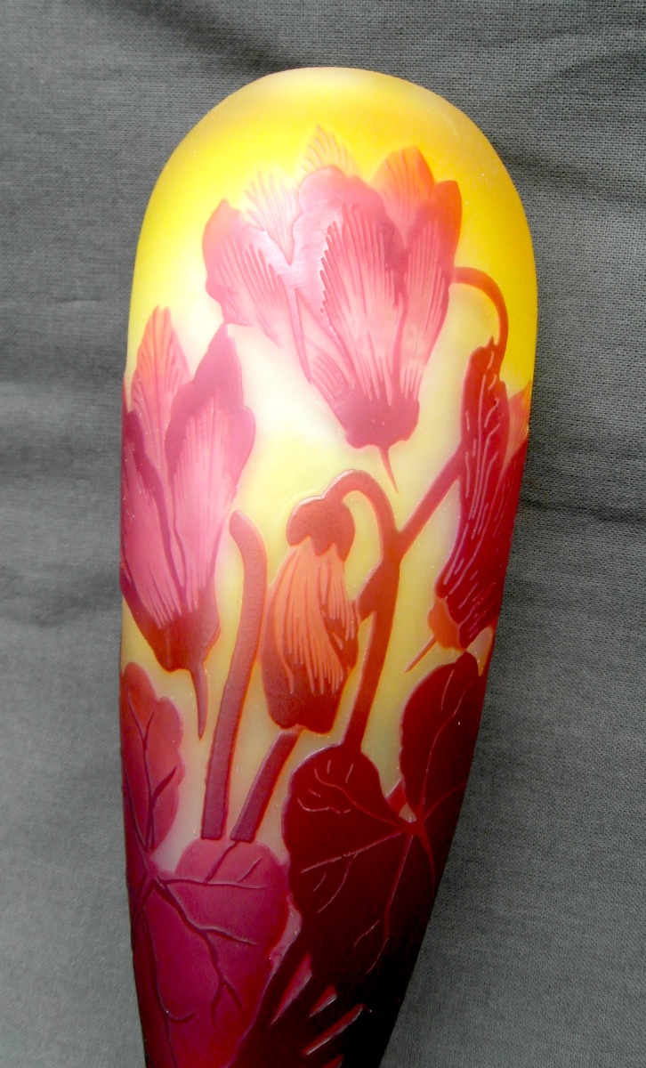 Vase à décor de cyclamens  par Gallé, parfait, gravé, forme originale, era daum 1900