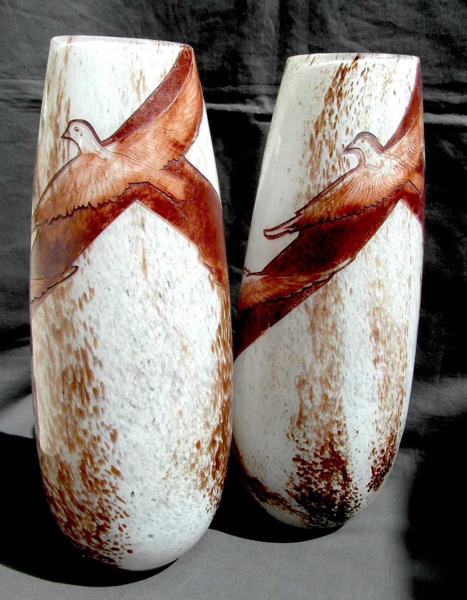 Paire de vase art-déco aux colombes par Legras, gravée, 38 cm, era daum galle 1920