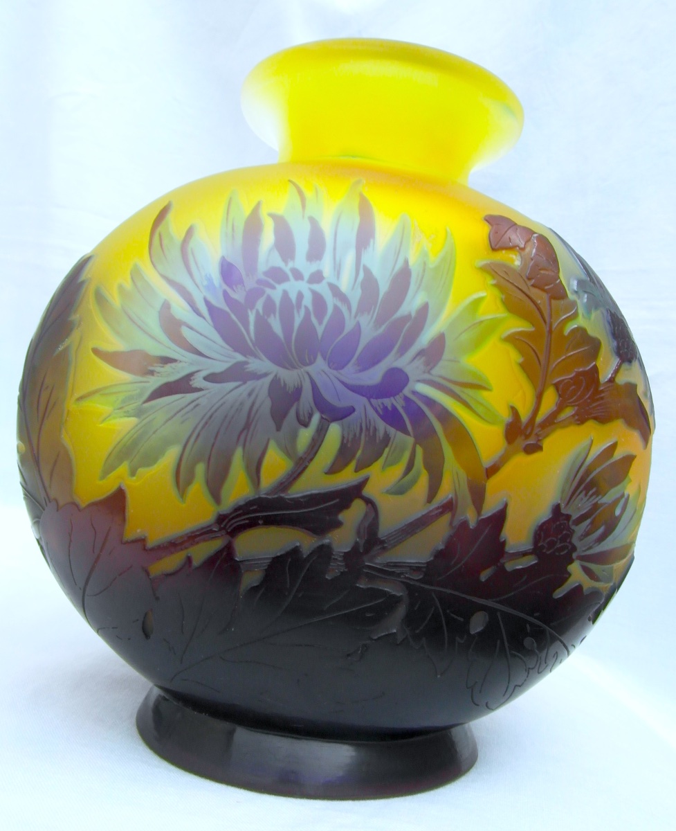 Vase Gallé aux chrysanthèmes bleus par Gallé, parfait, era Daum 1900-photo-3