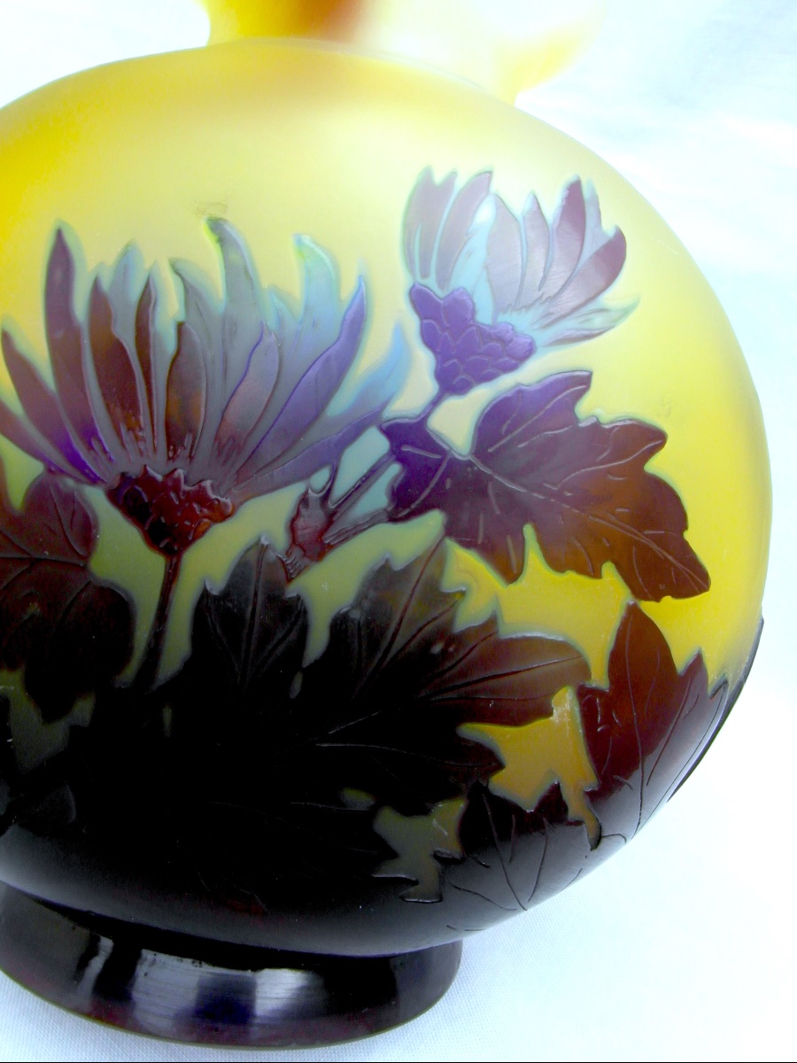 Vase Gallé aux chrysanthèmes bleus par Gallé, parfait, era Daum 1900-photo-3