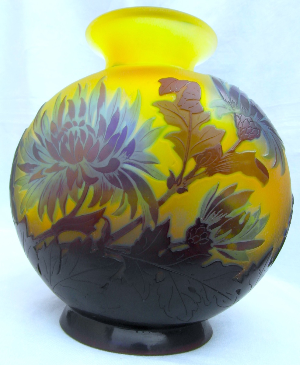Vase Gallé aux chrysanthèmes bleus par Gallé, parfait, era Daum 1900