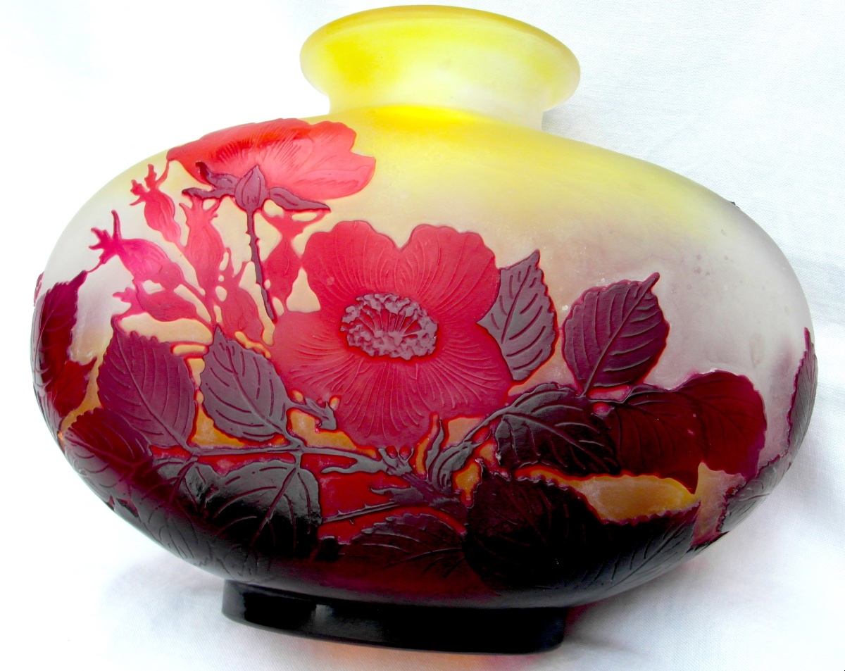 Vase aux roses rouges intenses par Gallé, parfait, era Daum 1900 Art-Nouveau