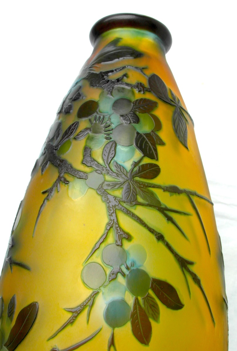 Large 1900 Vase With A Design Of Sloe Berries By Gallé, In Perfect Condition, 38 Cm, Daum, 1900, Art Nouveau
