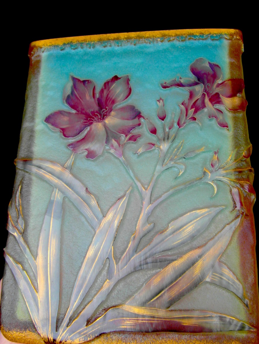 Large vase parlant à pans rectangulaires, décor aux jacinthes par DAUM, vers 1896, era Gallé