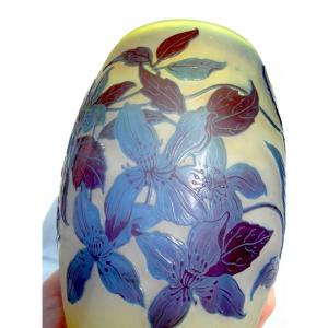 Beau Vase Galle Aux Clématites Bleues, Forme Tonneau, Era Daum 1900 Art-nouveau