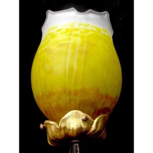 Lampe de bureau 1900 avec tulipe Daum festonnée et pied fer forgé, era galle Brandt kiss