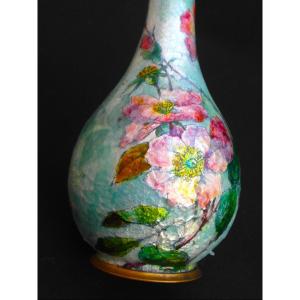 Vase soliflore en émaux sur cuivre de Limoges "églantiers" par Jule Sarlandie, era Faure daum