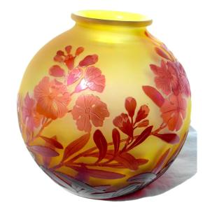 Vase boule à décor de weigelias roses et rouges par Galle, era daum 1900 art-nouveau