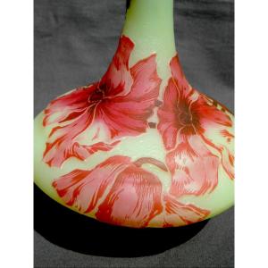 Vase soliflore aux anémones rouges par Devez, era daum galle 1920