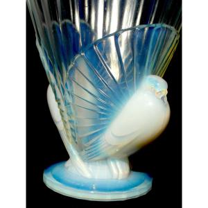 Grand vase art-déco "les colombes" en verre opalescent par Sabino, era daum Lalique 192O