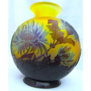 Vase Gallé aux chrysanthèmes bleus par Gallé, parfait, era Daum 1900