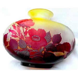 Vase aux roses rouges intenses par Gallé, parfait, era Daum 1900 Art-Nouveau