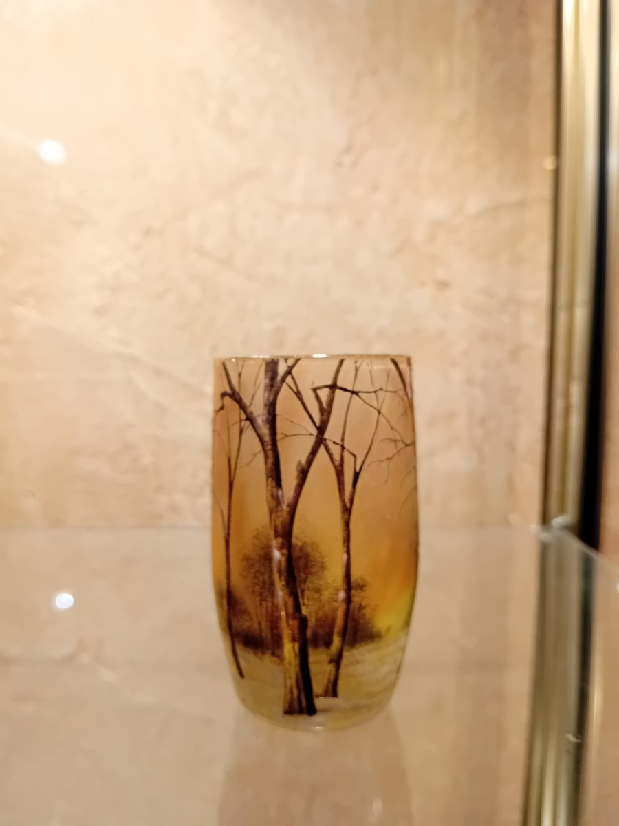 DAUM VASE EN VERRE dégagé à l acide  et émaillé à chaud à décor de sous bois enneigé 