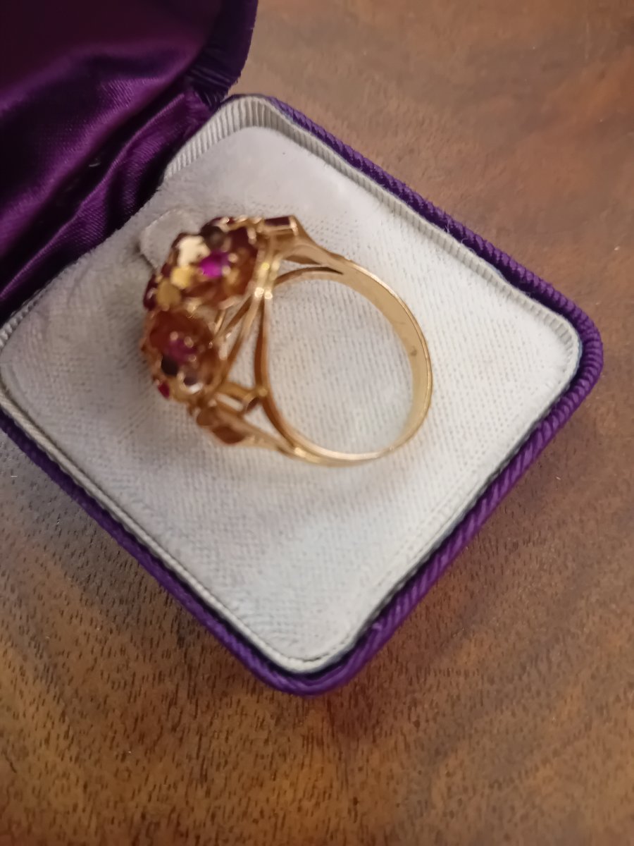 BAGUE OR 18K (750/1000) représentant une marguerite sertie de petits rubis -photo-2