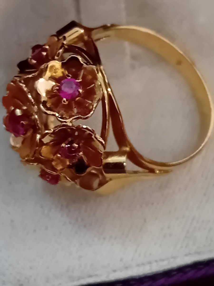 BAGUE OR 18K (750/1000) représentant une marguerite sertie de petits rubis -photo-3