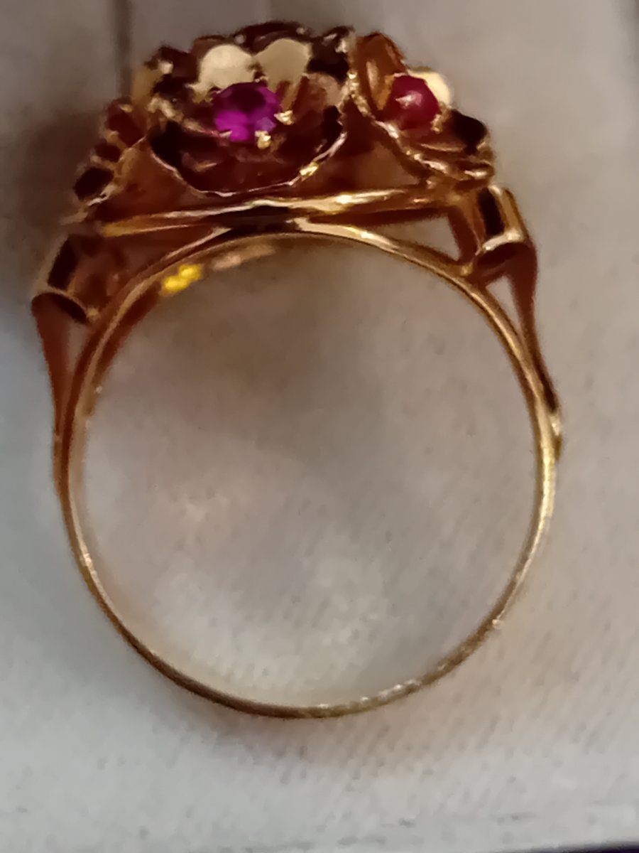 BAGUE OR 18K (750/1000) représentant une marguerite sertie de petits rubis -photo-4