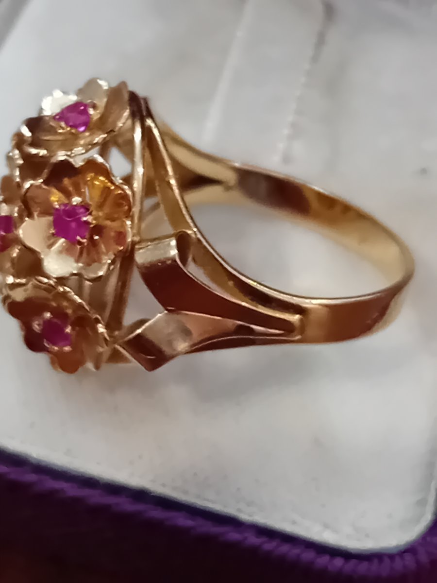 BAGUE OR 18K (750/1000) représentant une marguerite sertie de petits rubis -photo-2