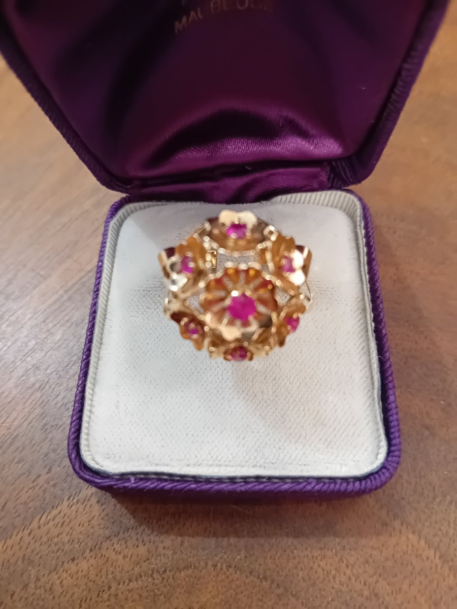 BAGUE OR 18K (750/1000) représentant une marguerite sertie de petits rubis 