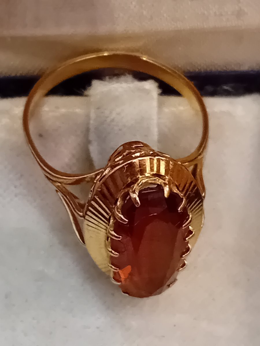 18k Gold Ring With Stone Set