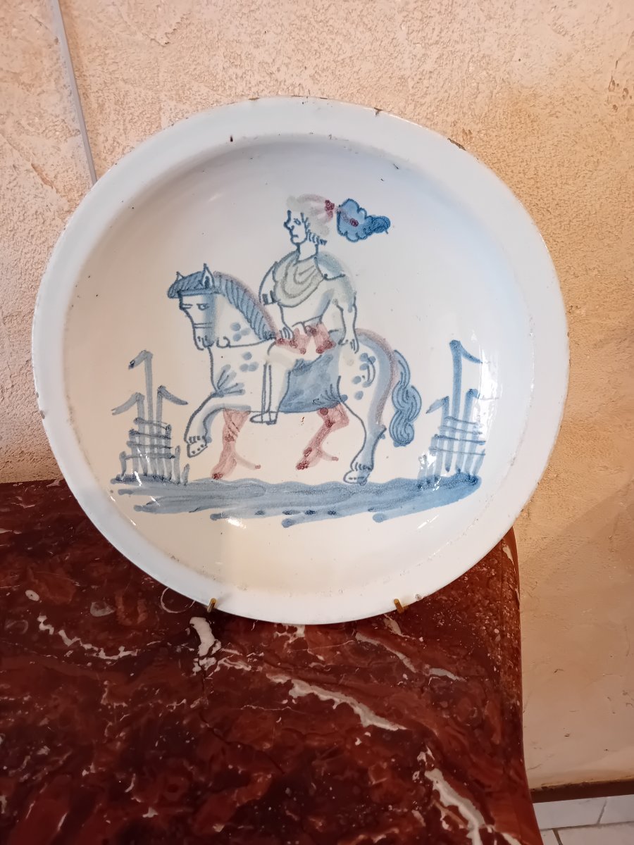 HESDIN PLAT EN FAIENCE 18ème décor de cavalier 