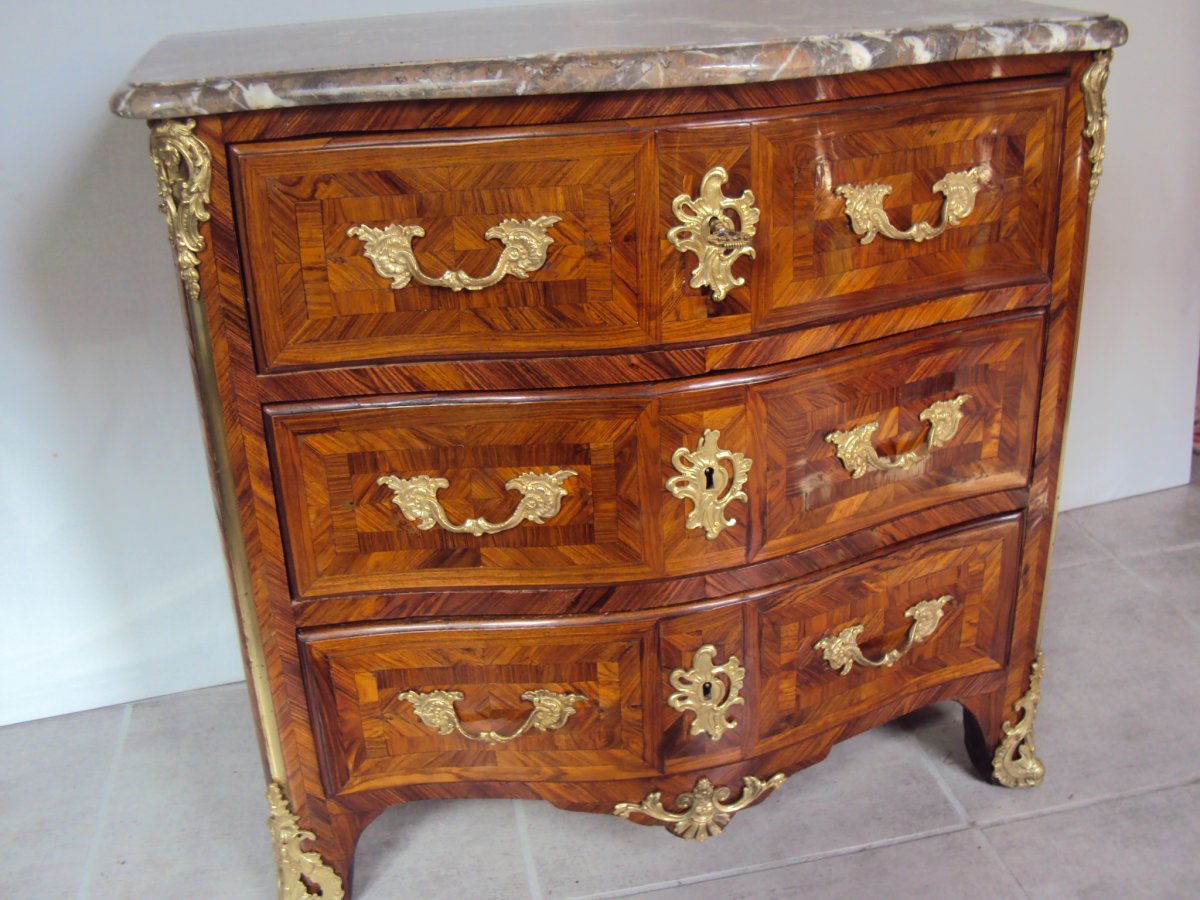 Petite Commode Galbee  placage marqueterie de bois De Violette Epoque XVIIIème