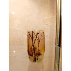 DAUM VASE EN VERRE dégagé à l acide  et émaillé à chaud à décor de sous bois enneigé 