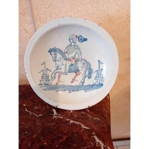 HESDIN PLAT EN FAIENCE 18ème décor de cavalier 