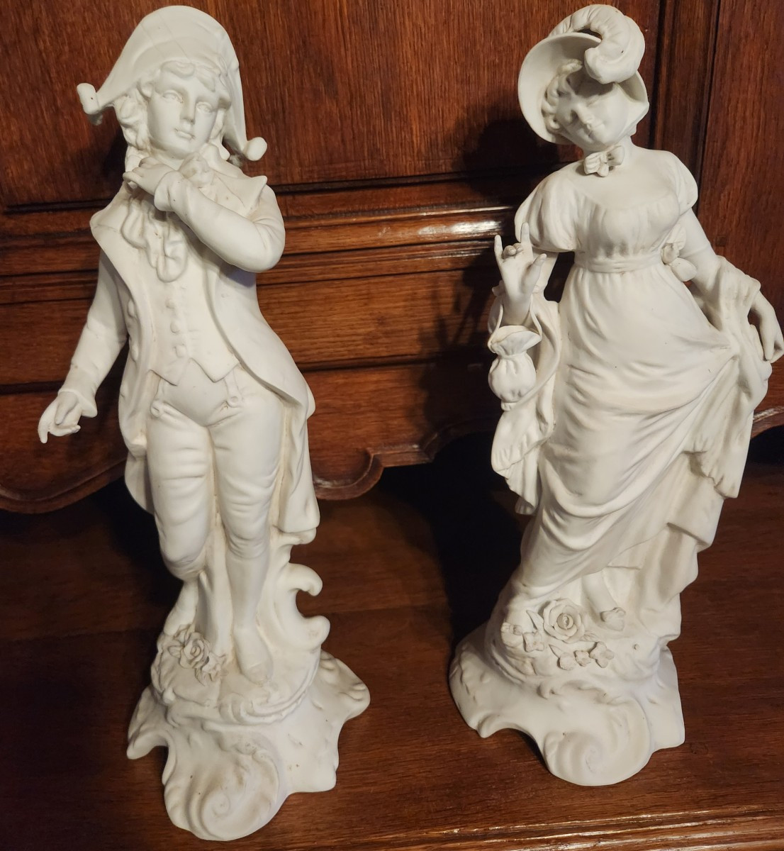 Pair Of Incredible Biscuits. Late 19th Century, Bouvier Mark And Crossed Swords On The Bases.