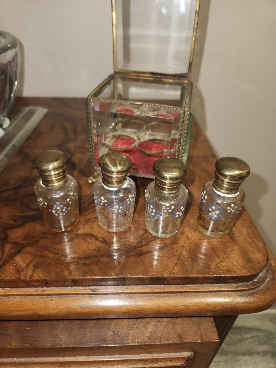 Coffret En Verre Et Laiton Comprenant 4 Flacons A Parfum En Verre émaillé  Fin 19eme -photo-4
