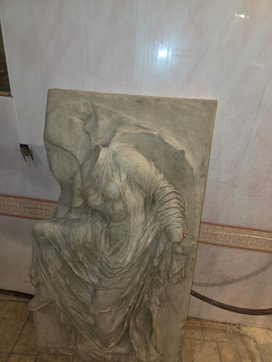 Bas-relief de Nike détachant sa sandale des annees 80-photo-1