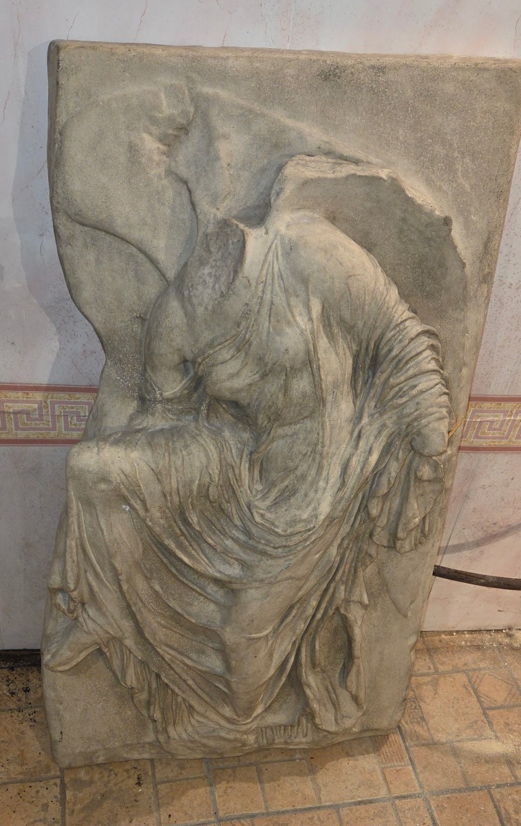 Bas-relief de Nike détachant sa sandale des annees 80