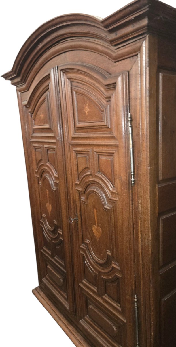 Armoire louis XIV en chene chapeau de gendarme