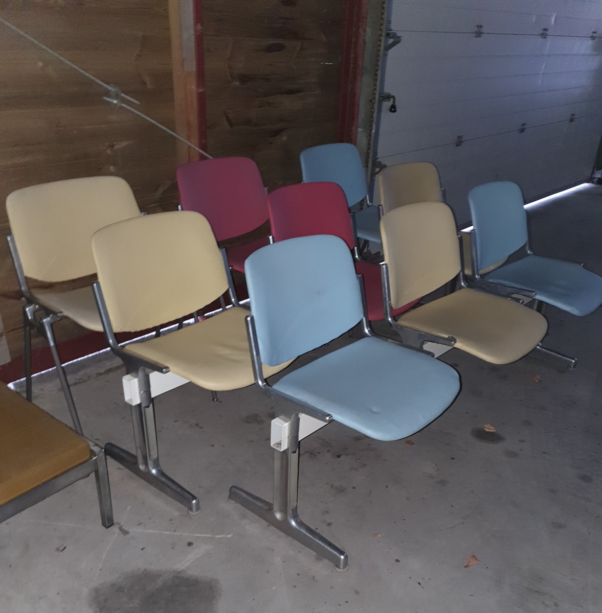 Salle d'attente de Giancarlo Peretti édité par castelli 2 poutres de 3 personnes et 3 chaises