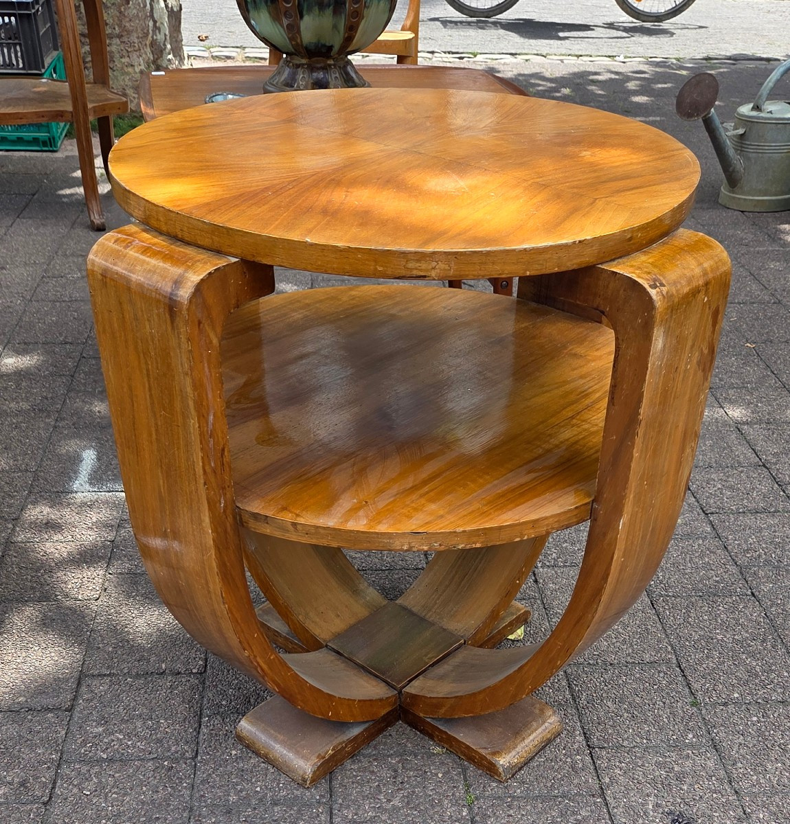 Gueridon art Deco en placage de noyer de forme originale 