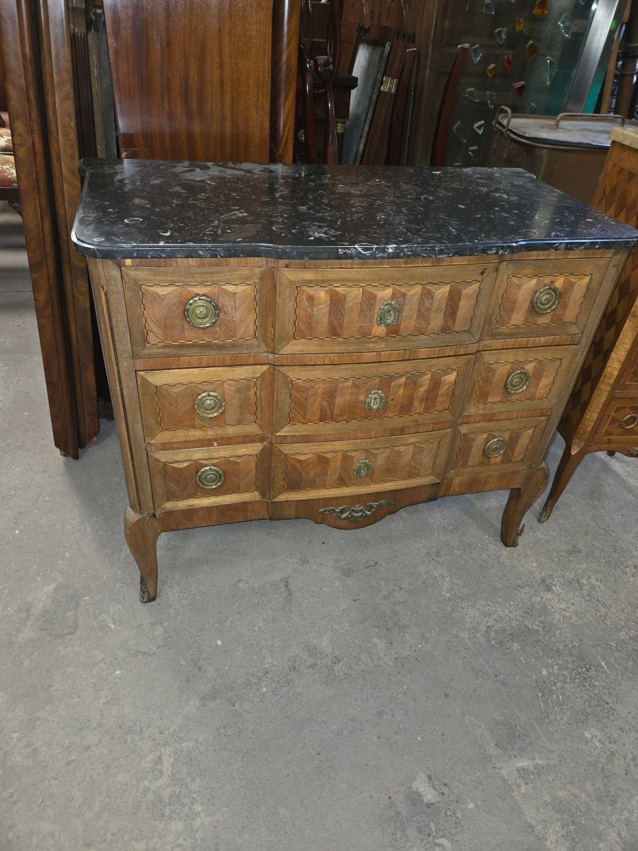 Commode marquetee galbée et a ressaut sur les côtés de style Louis XVI fin 19eme -photo-1