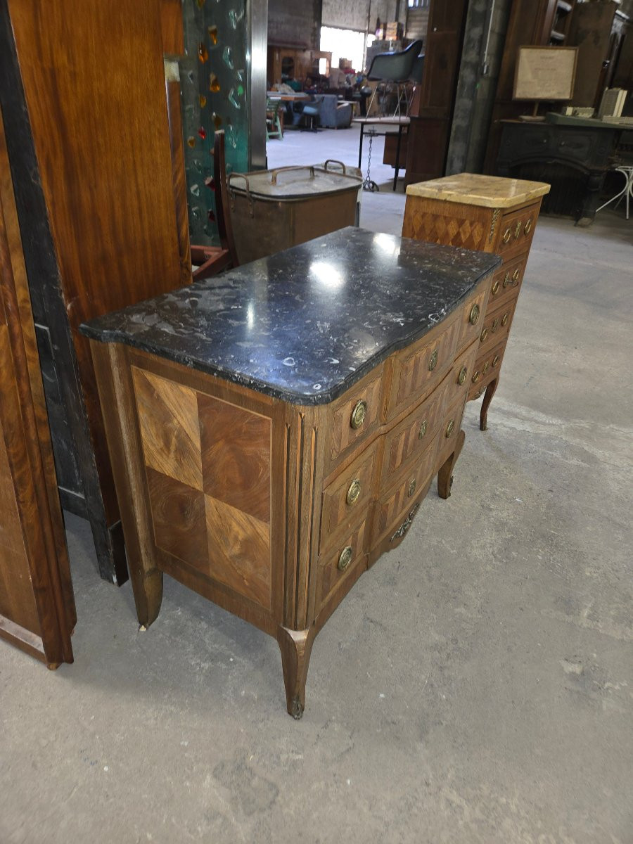 Commode marquetee galbée et a ressaut sur les côtés de style Louis XVI fin 19eme -photo-2