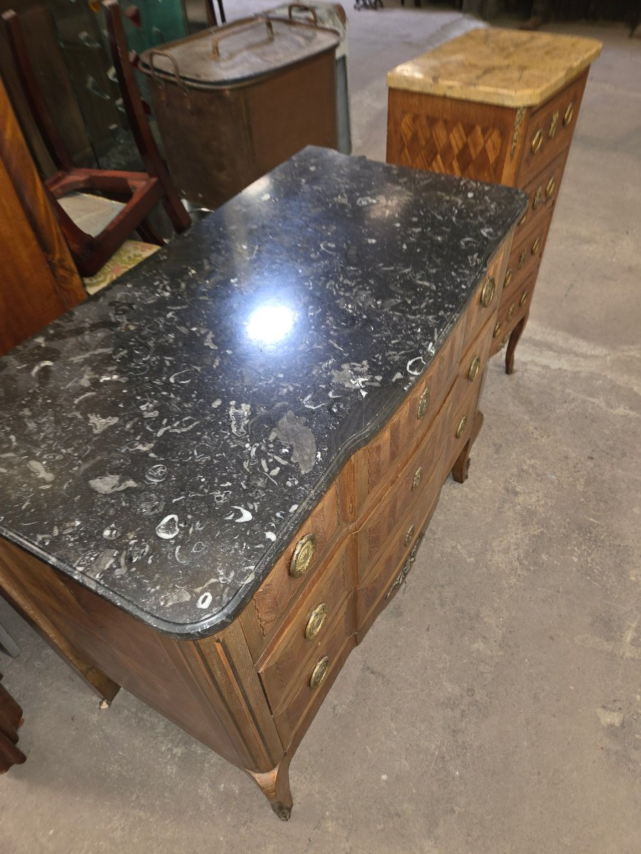 Commode marquetee galbée et a ressaut sur les côtés de style Louis XVI fin 19eme -photo-3