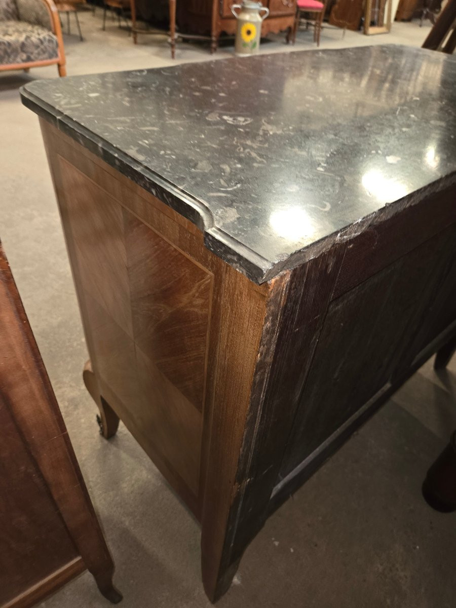 Commode marquetee galbée et a ressaut sur les côtés de style Louis XVI fin 19eme -photo-5