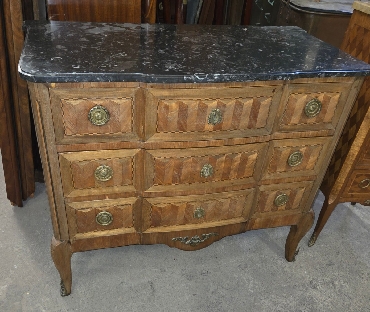 Commode marquetee galbée et a ressaut sur les côtés de style Louis XVI fin 19eme 