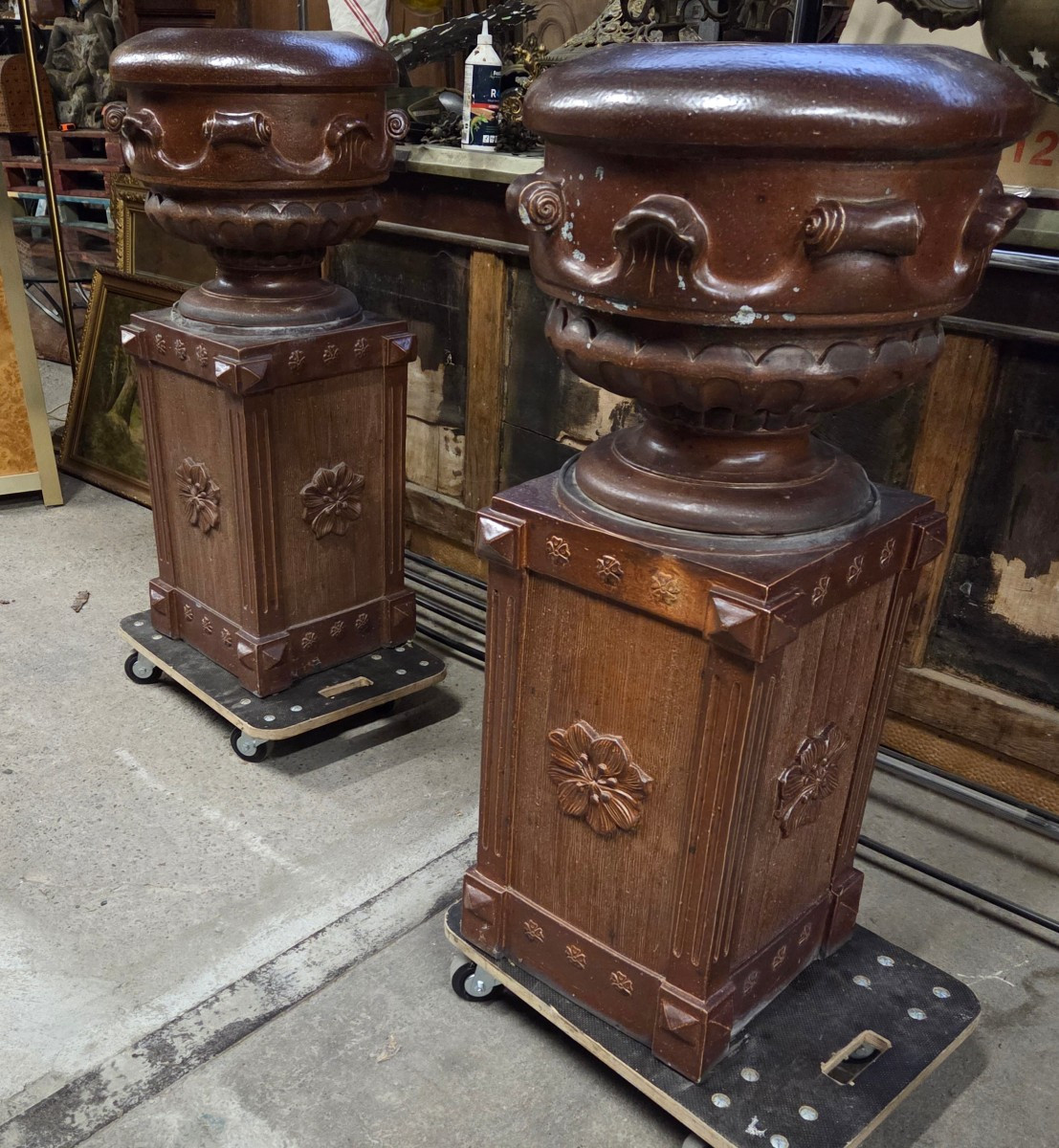 Imposante pare de caches pots et de leurs colonnes en gres émaillé début 20ème 