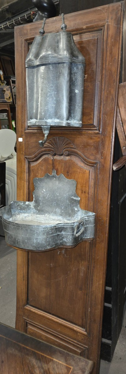 Fontaine murale en etain 18eme avec Blason sur le réservoir provenant du sud de la France 