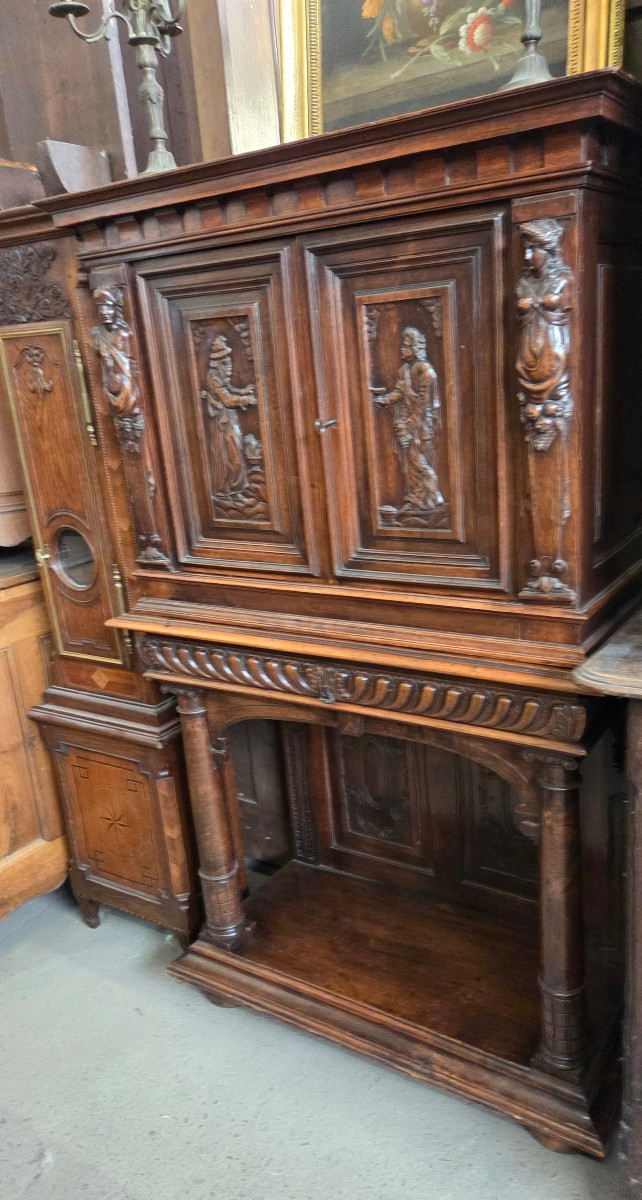 Cabinet en noyer de style gothique du début 20ème siècle 