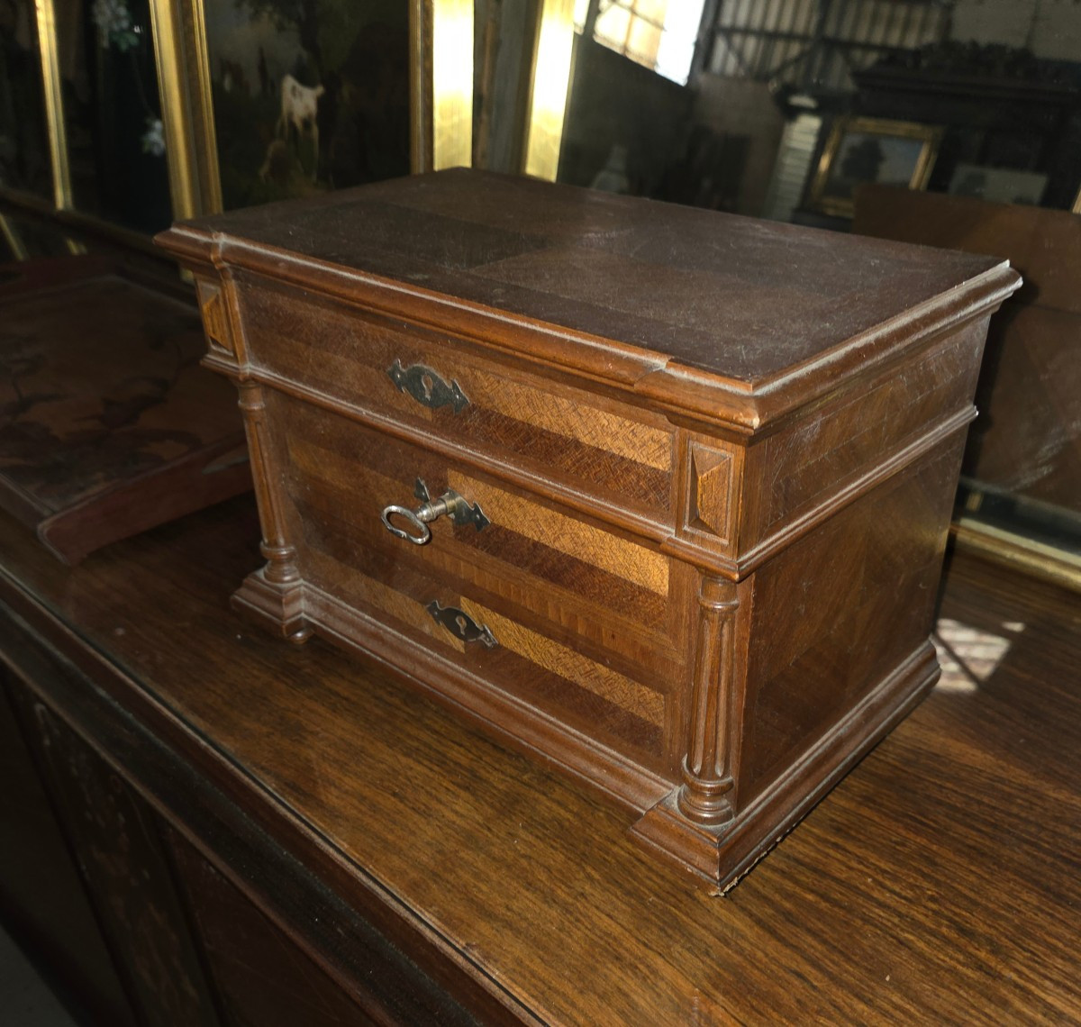 Petit commode 1900 étant un coffret à bijoux 